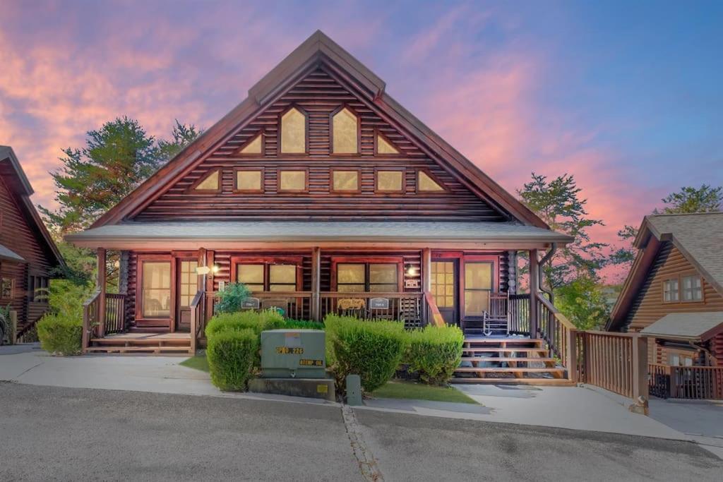 2 Miles From Dollywood Family Resort With Seasonal Outdoor Swimming Pool, Year Around Heated Indoor Swimming Pool, Townhome Style Cabin, Private Hot Tub, Arcade, Tv, Wifi, Kitchen With Refrigerator, Washer And Dryer Pigeon Forge Exterior foto
