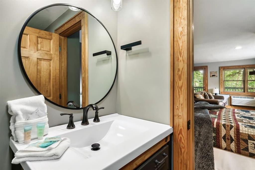 2 Miles From Dollywood Family Resort With Seasonal Outdoor Swimming Pool, Year Around Heated Indoor Swimming Pool, Townhome Style Cabin, Private Hot Tub, Arcade, Tv, Wifi, Kitchen With Refrigerator, Washer And Dryer Pigeon Forge Exterior foto