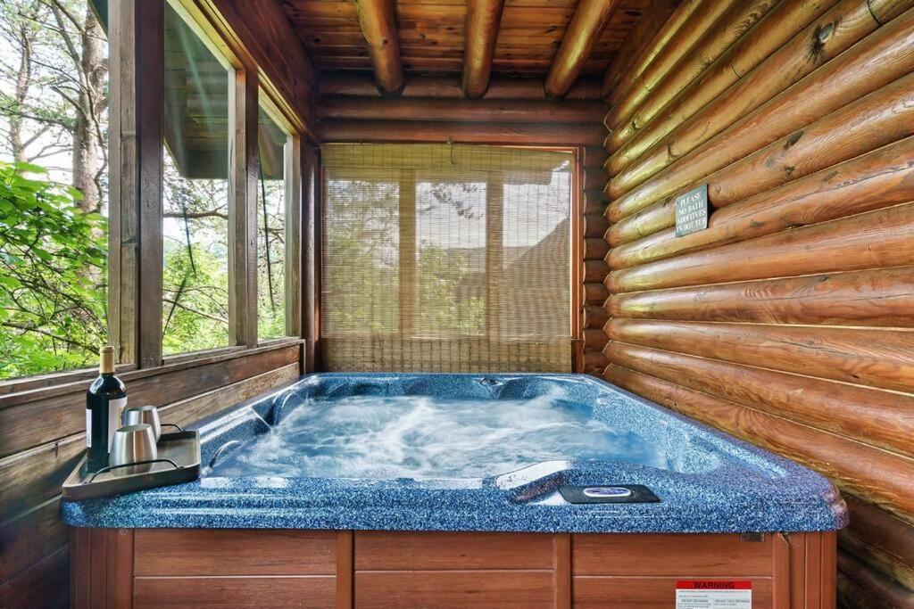 2 Miles From Dollywood Family Resort With Seasonal Outdoor Swimming Pool, Year Around Heated Indoor Swimming Pool, Townhome Style Cabin, Private Hot Tub, Arcade, Tv, Wifi, Kitchen With Refrigerator, Washer And Dryer Pigeon Forge Exterior foto