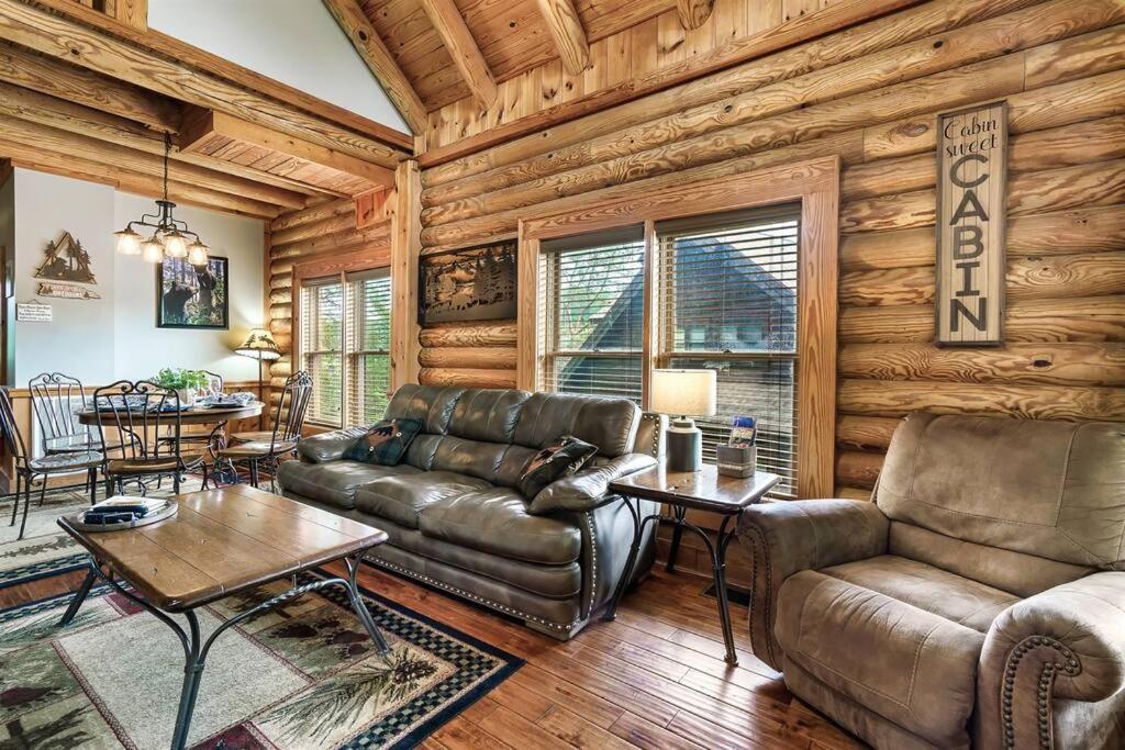 2 Miles From Dollywood Family Resort With Seasonal Outdoor Swimming Pool, Year Around Heated Indoor Swimming Pool, Townhome Style Cabin, Private Hot Tub, Arcade, Tv, Wifi, Kitchen With Refrigerator, Washer And Dryer Pigeon Forge Exterior foto
