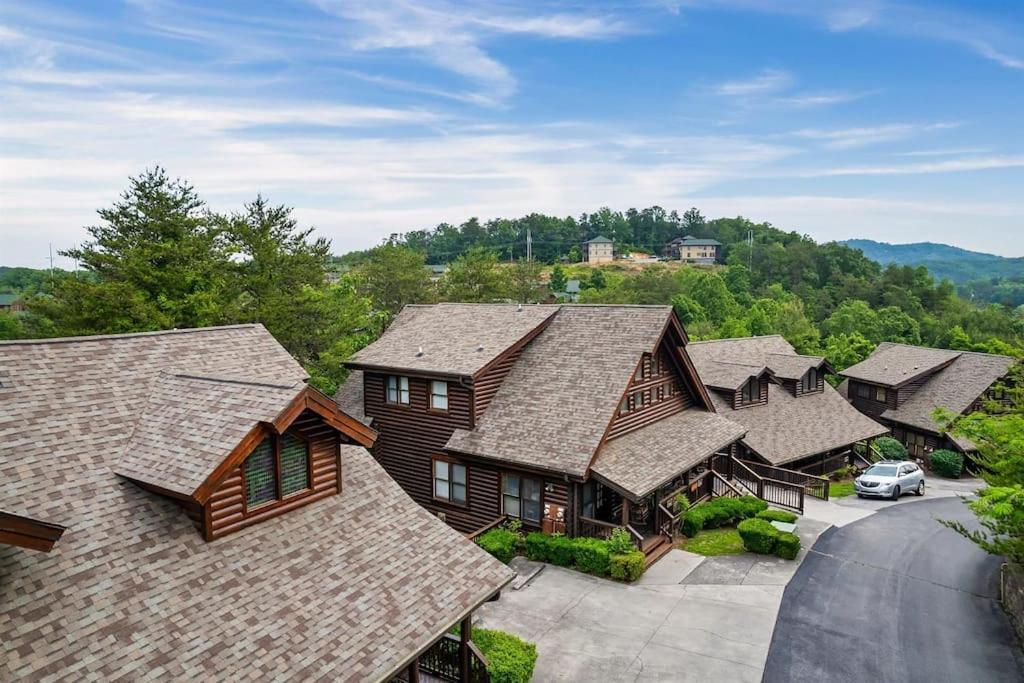 2 Miles From Dollywood Family Resort With Seasonal Outdoor Swimming Pool, Year Around Heated Indoor Swimming Pool, Townhome Style Cabin, Private Hot Tub, Arcade, Tv, Wifi, Kitchen With Refrigerator, Washer And Dryer Pigeon Forge Exterior foto