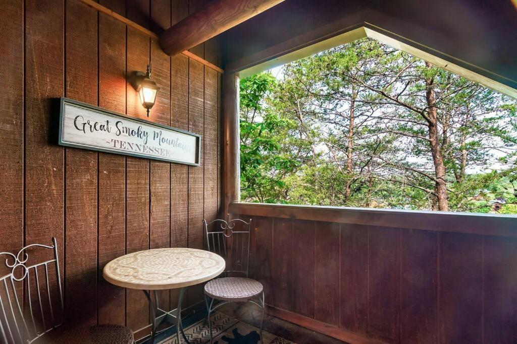 2 Miles From Dollywood Family Resort With Seasonal Outdoor Swimming Pool, Year Around Heated Indoor Swimming Pool, Townhome Style Cabin, Private Hot Tub, Arcade, Tv, Wifi, Kitchen With Refrigerator, Washer And Dryer Pigeon Forge Exterior foto